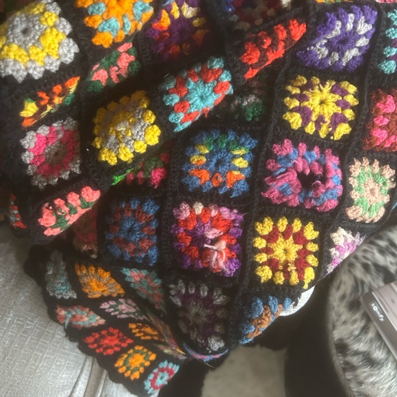 Granny Throw, Small Colorful Squares Bight Black. Gorgoues!  Great Conditon. - Picture 3 of 9